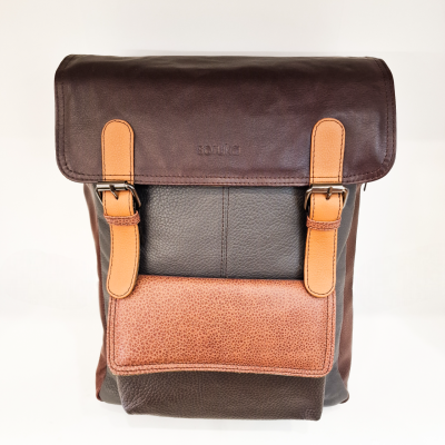 Mochila de couro castanho escuro e bege com fivelas prateadas sobre fundo branco