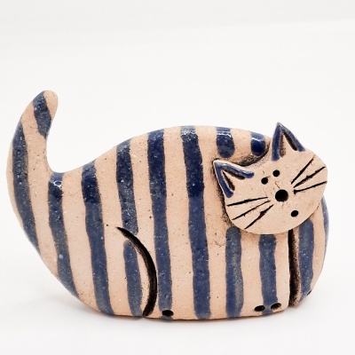 Escultura de gato em cerâmica com riscas azuis e bege