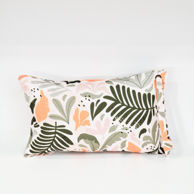 Travesseiro retangular com padrão de folhas coloridas