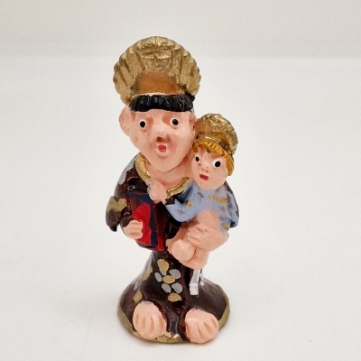 Figurine de adulto e criança com auréolas douradas em cerâmica pintada à mão