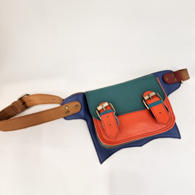 Bolsa de cintura em pele azul, verde e laranja com fivelas prateadas e correia castanha