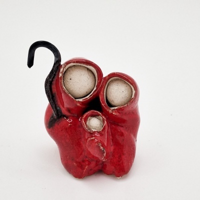 Escultura vermelha de família em cerâmica com gancho preto