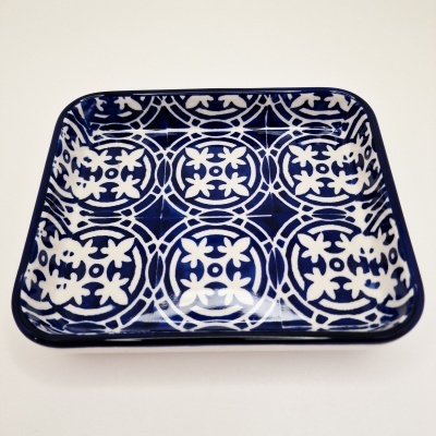 Prato quadrado cerâmica azul e branco com padrão geométrico