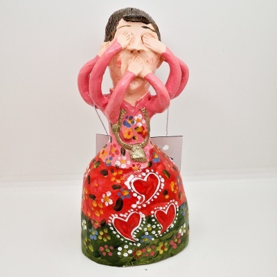 Estátua cerâmica pintada à mão com vestido vermelho e verde decorado, figura com mãos sobre olhos e boca.