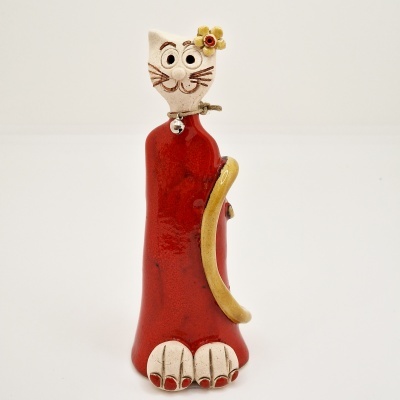 Escultura de gato em cerâmica vermelha com cabeça bege e detalhes amarelos