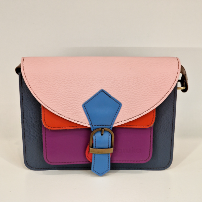 Mala pequena colorida com fecho de fivela azul e bolso frontal