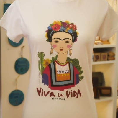 T-shirt branca com estampado de Frida Kahlo com flores e texto Viva La Vida Frida Kahlo