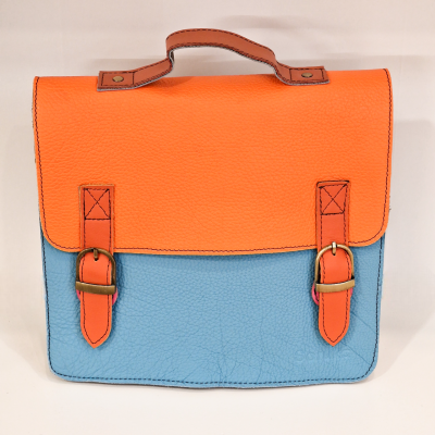Mochila pequena bicolor laranja e azul com fivelas
