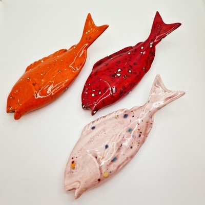 Três peixes decorativos em cerâmica vidrada de cores diferentes