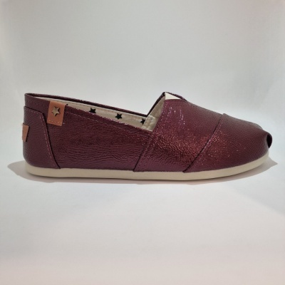 Alpercata vinho com textura brilhante e sola clara