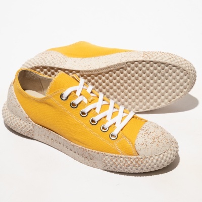 Sapatilhas amarelas com sola e biqueira bege texturizadas