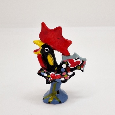 Escultura colorida de galo com base azul e detalhes coloridos