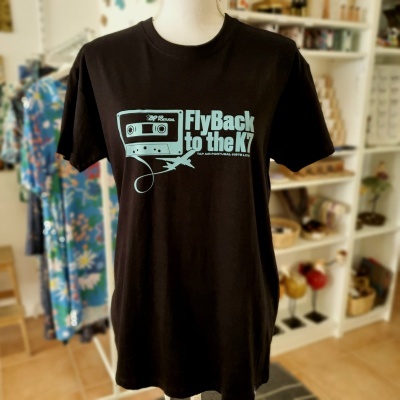 T-shirt preta com impressão azul claro e texto 'FlyBack to the K7'