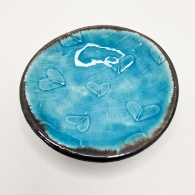 Prato cerâmico azul com folhas gravadas e borda castanha