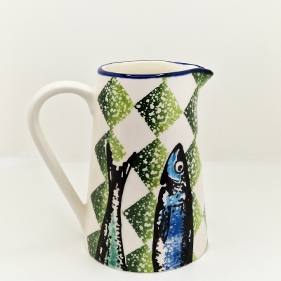 Jarro de cerâmica branco com padrão verde e desenho de peixe azul e preto