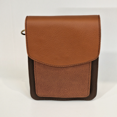 Mala pequena de couro sintético marrom com flap e corpo em dois tons