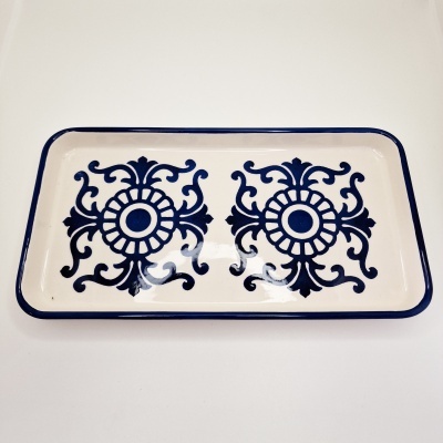 Tabuleiro retangular de cerâmica branca com padrão decorativo azul escuro