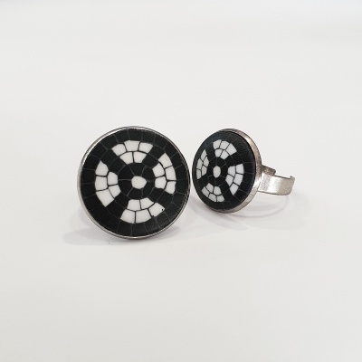 Anel de metal com padrões geométricos pretos e brancos circulares