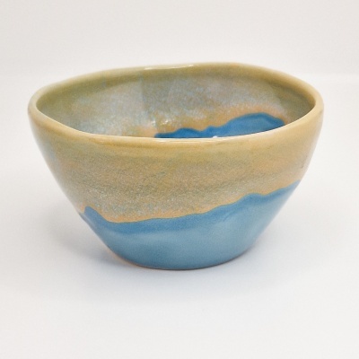 Taça de cerâmica azul e bege com formato irregular