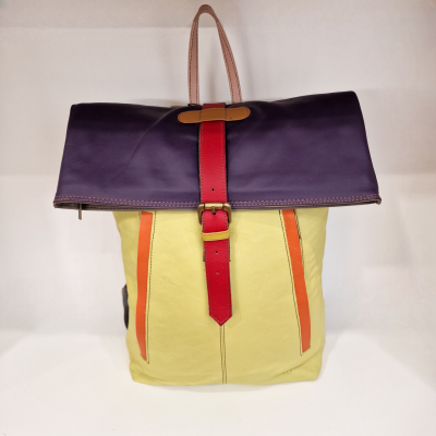 Mochila de couro colorida com aba roxa e fivela dourada