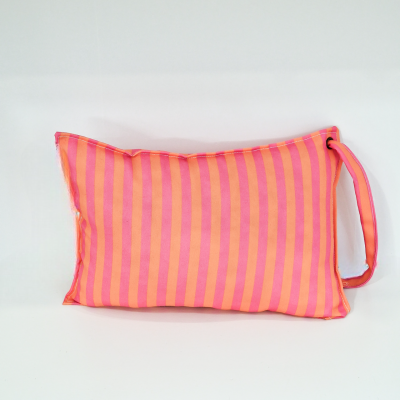 Almofada retangular rosa e laranja com riscas verticais e alça