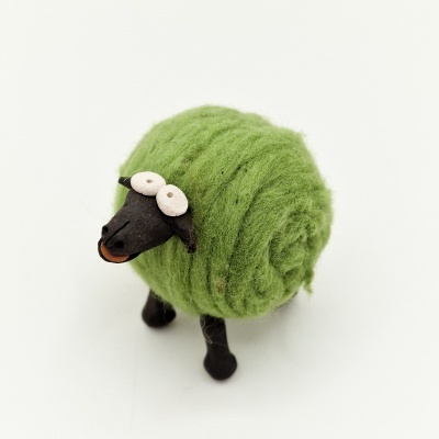 Figurinha de ovelha miniatura com corpo verde de lã
