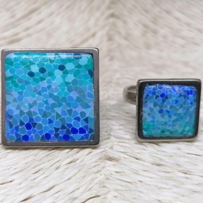 Anel com pedra quadrada azul e verde com padrão mosaico
