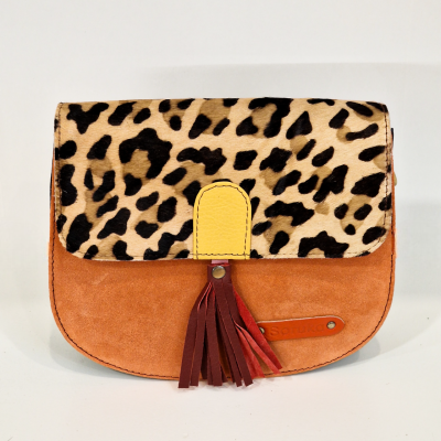 Carteira em camurça castanha com aba animal print e detalhes em amarelo e vermelho