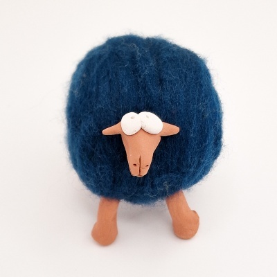 Boneco de ovelha azul escuro em fundo branco