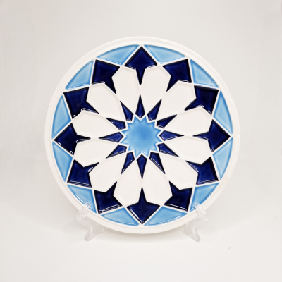 Prato decorativo em cerâmica com padrão geométrico azul e branco