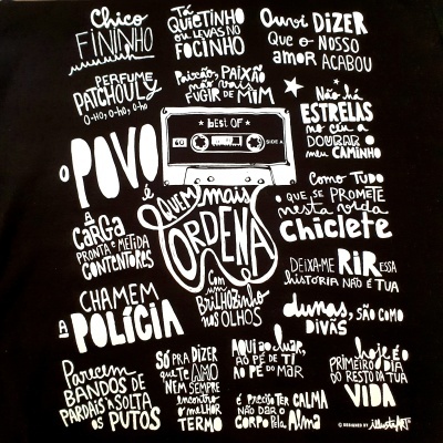 T-shirt preta com texto ilustrado branco e desenho de cassete musical no centro