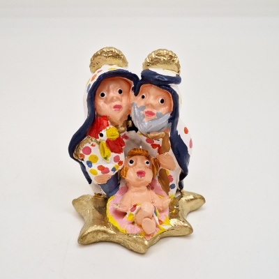 Figurine de presépio cerâmica pintada à mão com Maria, José e menino Jesus numa base dourada em forma de estrela