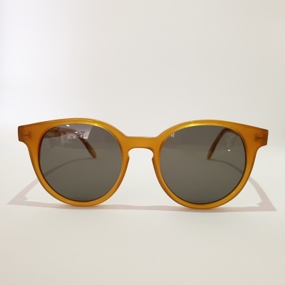 Óculos de sol amarelos com lentes escuras