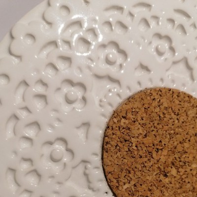 Base decorativa branca em cerâmica com centro em cortiça