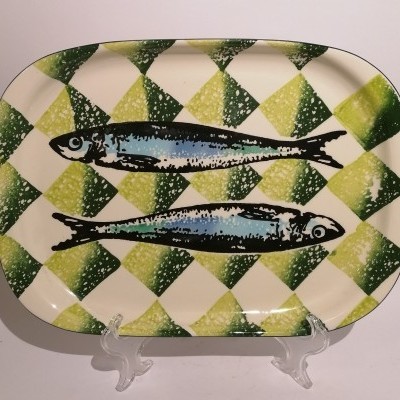 Tabuleiro oval com padrão verde e dois peixes desenhados