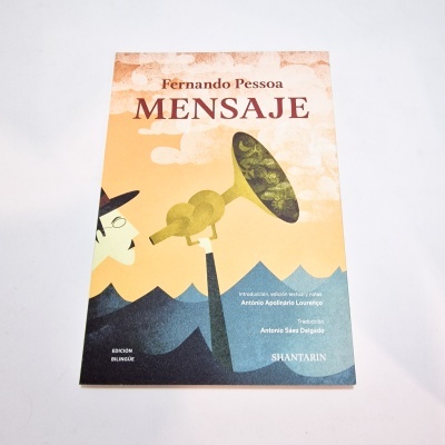 Capa de livro 'MENSAJE' de Fernando Pessoa com ilustração e texto