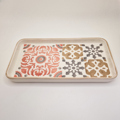Tabuleiro retangular decorado com padrões florais e geométricos em vermelho, castanho e preto