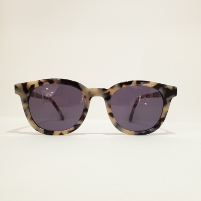 Óculos de sol com armação padrão tartaruga e lentes escuras