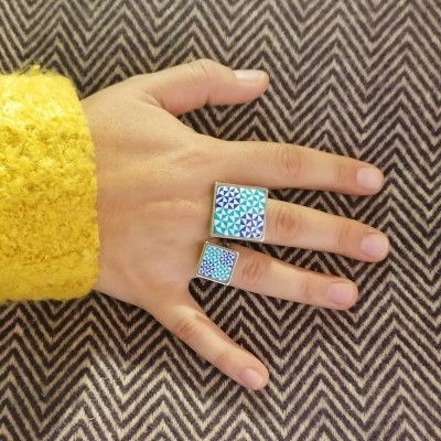 Anel duplo com padrões geométricos coloridos e manga amarela