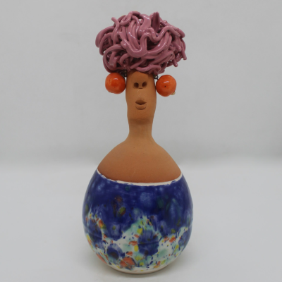 Figura decorativa de cerâmica com corpo azul, rosto castanho e cabelo rosa