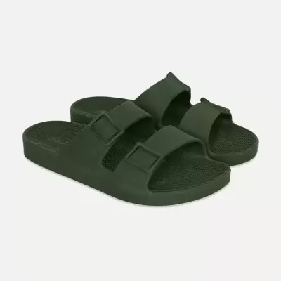 Chinelos verdes com duas tiras largas ajustáveis em fundo branco