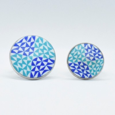 Botões de punho redondos com padrão triangular azul e turquesa