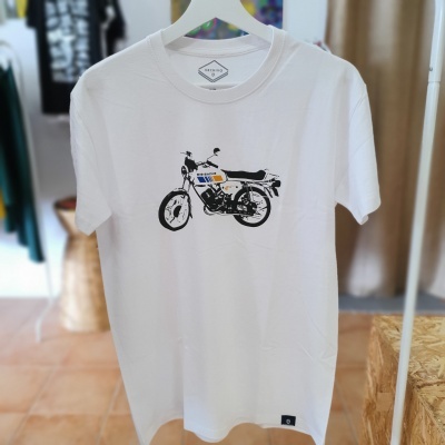 T-shirt branca com estampa de motocicleta