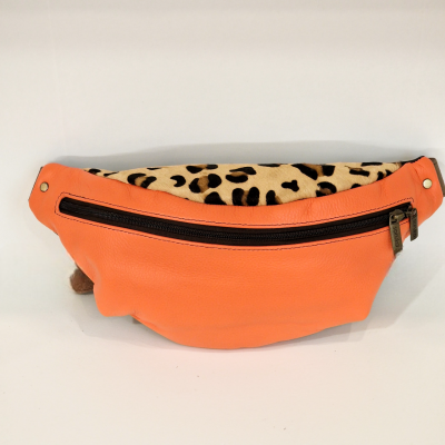 Pochete laranja em pele sintética com fecho preto e interior com padrão de pele de leopardo