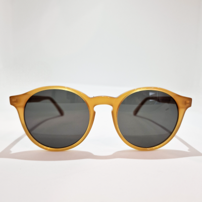 Óculos de sol redondos castanhos com lentes escuras