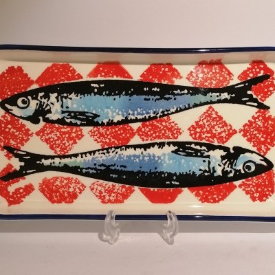 Tabuleiro retangular cerâmico com desenho de peixes azuis e padrão vermelho