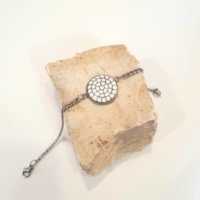 Pulseira prateada com pendente mosaico branco e preto sobre pedra bege