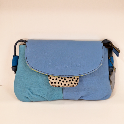 Mala de mão azul claro e turquesa com detalhe pintas pretas