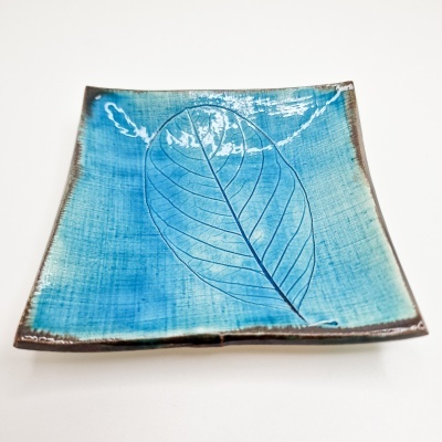 Prato quadrado azul com relevo de folha