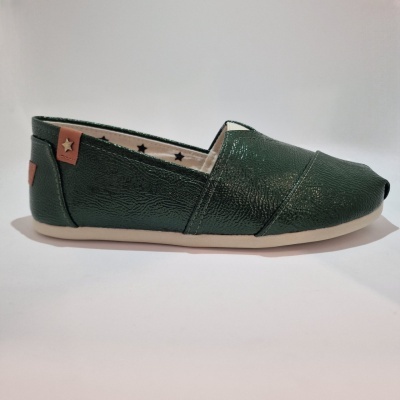 Sapato mocassim verde escuro com textura, detalhes castanhos e folha interior com estrelas pretas